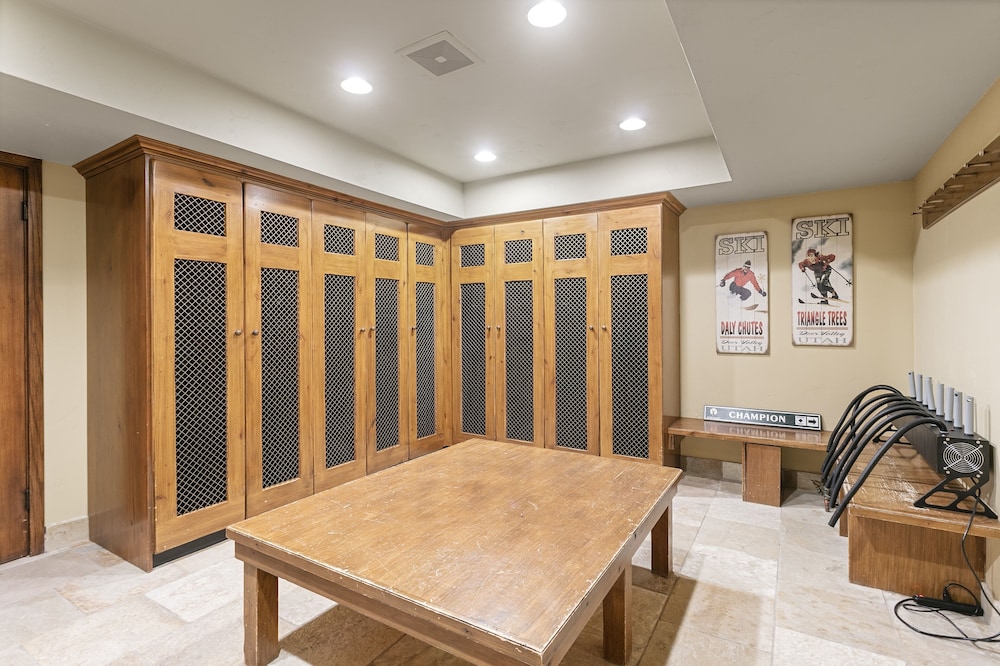 Upper Telemark Drive Home at Deer Valley Resort - 7 Bedroom Home with Hot Tub #2960 7 Home