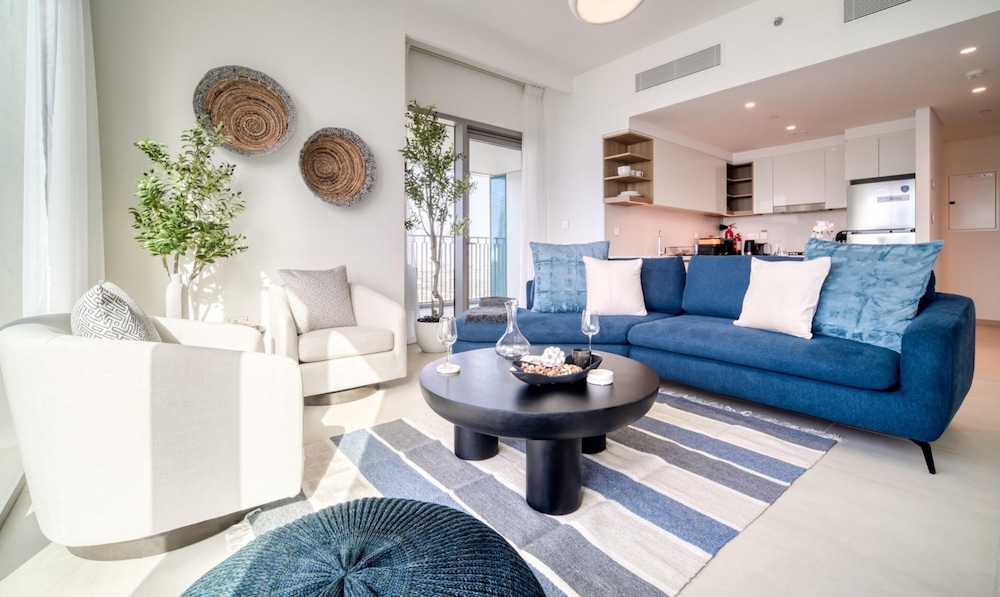 Classy Downtown 2BR w City View Balcony