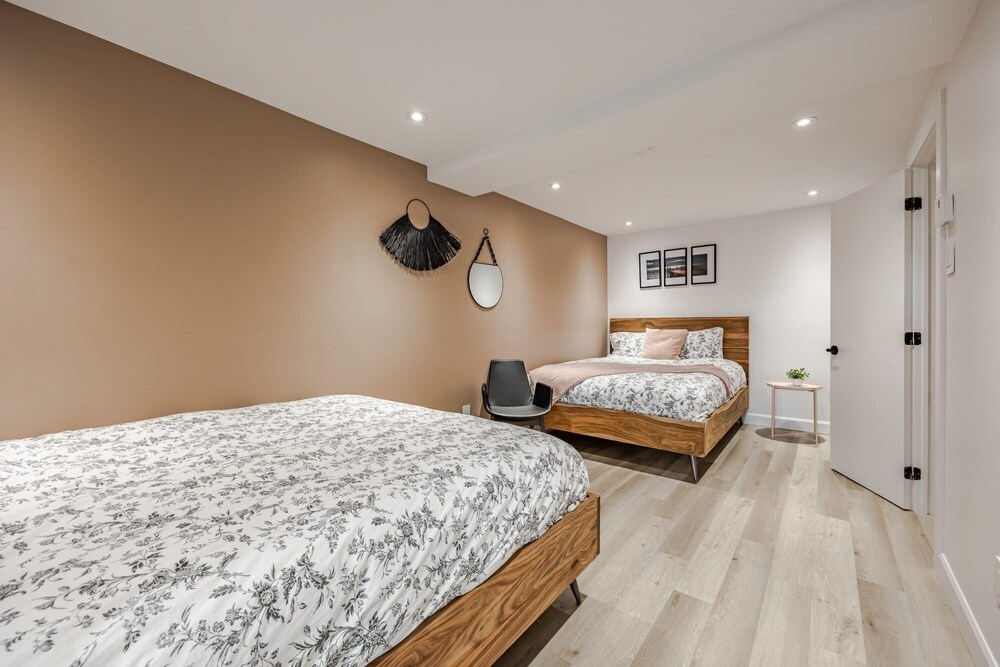 Valhalla - Scandinavian Style Chalet Directly on the Lake With Upscale Amenities and Private hot tub
