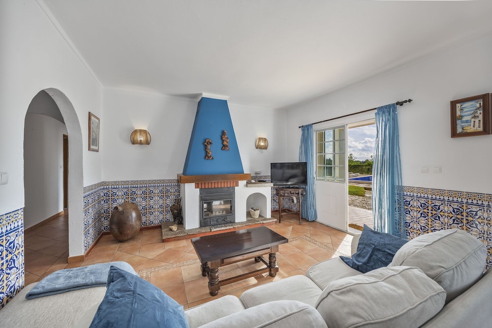 Muxima in Quelfes With 3 Bedrooms and 2 Bathrooms