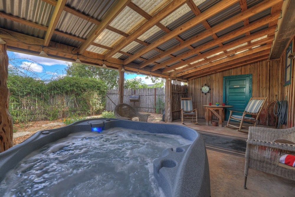 Sonora Casita Hot-tub + Nandina Cottage Hot-tub