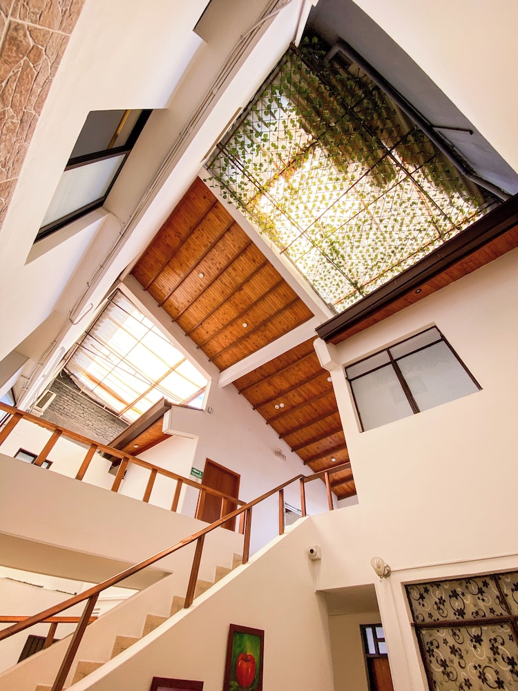 Hostal CaliView Inn