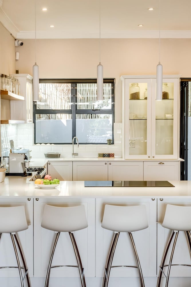 Camps Bay 4bed Villa w Pool Luxe on Central