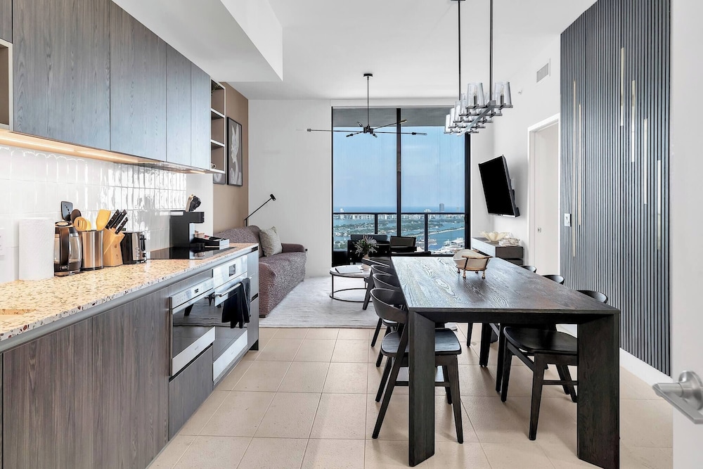 3BR Penthouse Direct, Stunning Water Views