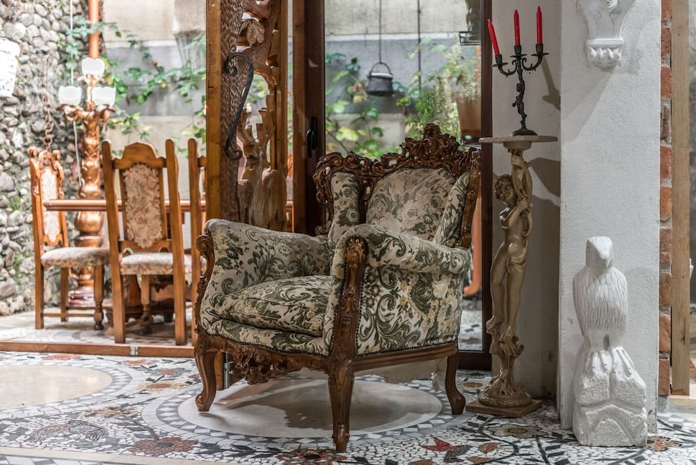 Kanuni - Authentic Albanian House