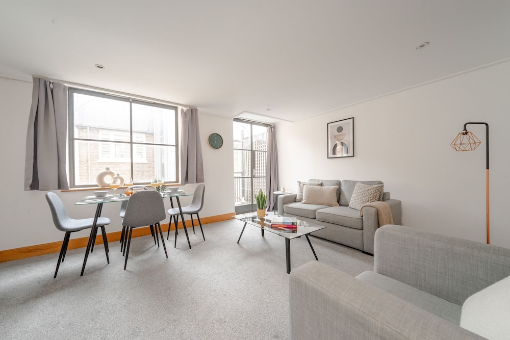 Holborn Penthouse Apartment with Terrace