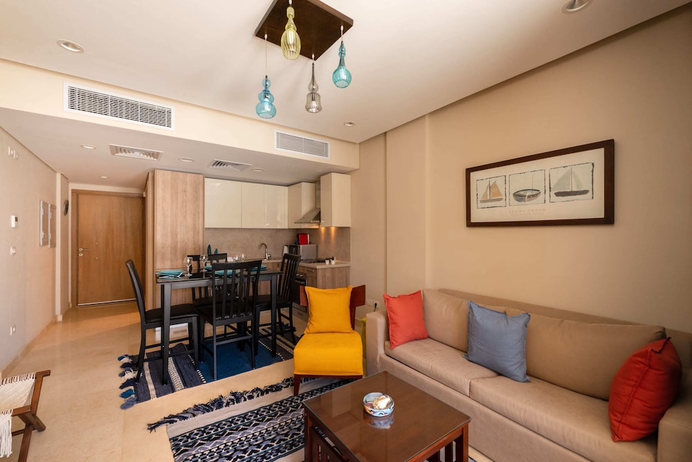 Xuru Stays I Exotic 1bdr w/ Outdoor Terrace Pool & Beach Access