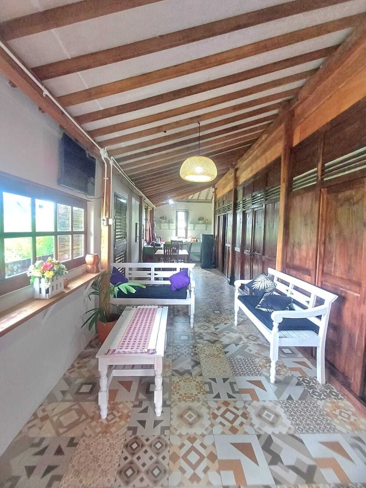 Breeze and Blossom Cottage Maguwo