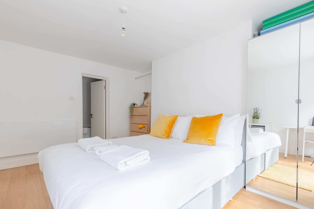 Homely 2BD Flat W/private Patio Near Maida Vale!