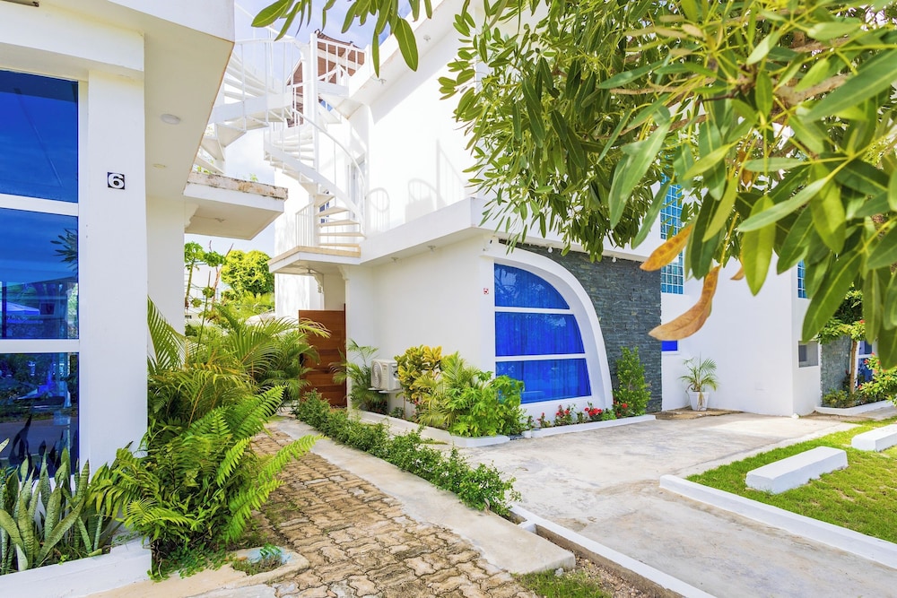 3BR Villa With Pool Rooftop and BBQ Gated Area