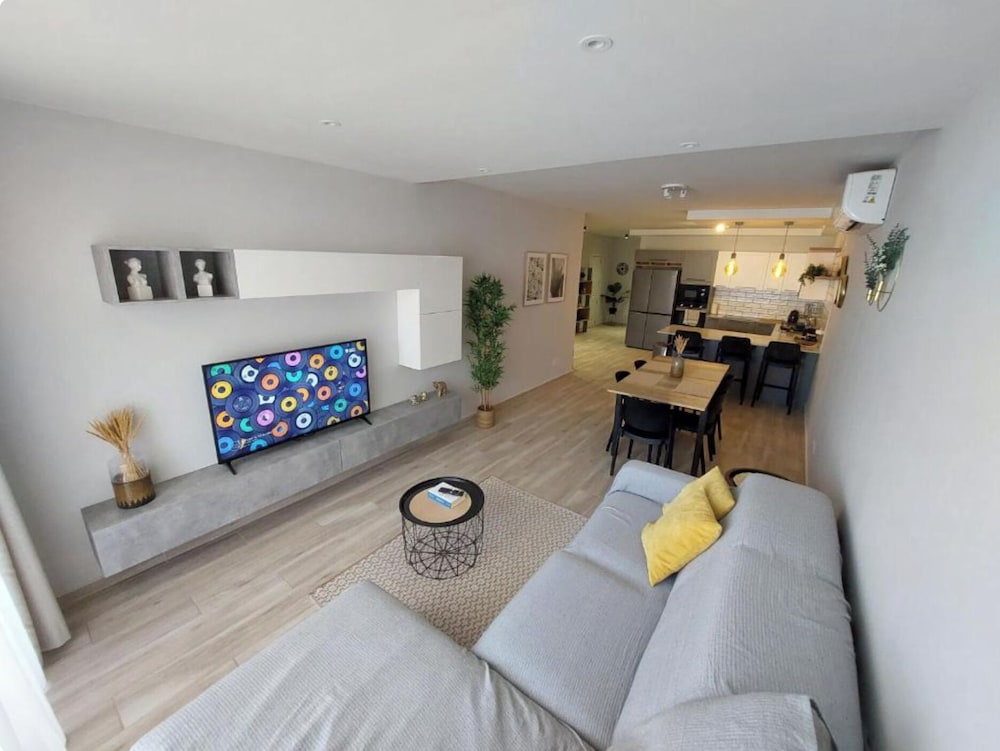 Modern 3BR Apt With Large Balcony