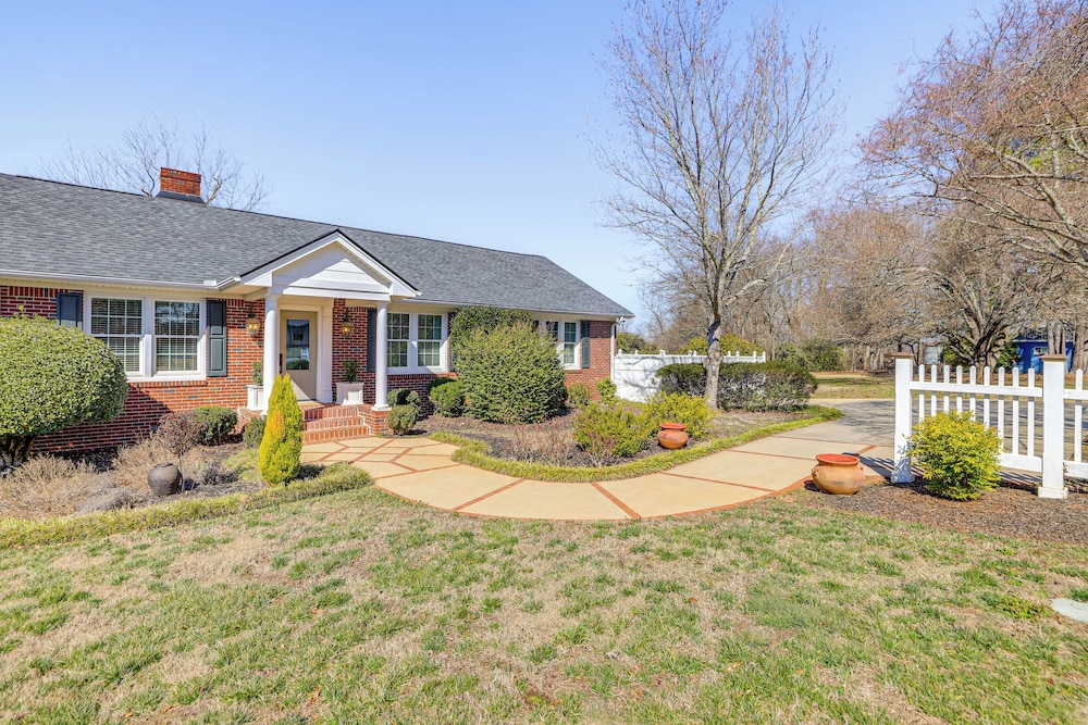 3 Mi to Dtwn Greer: Mountain-view Home!