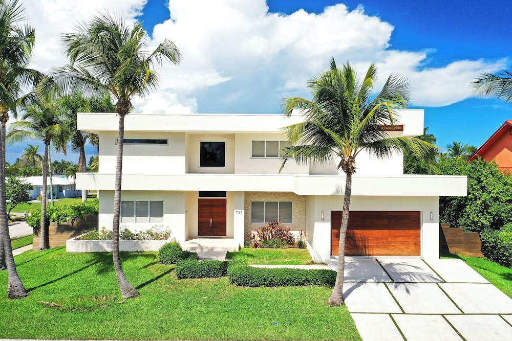 Luxurious Beach Retreat w/ Heated Pool&basketball