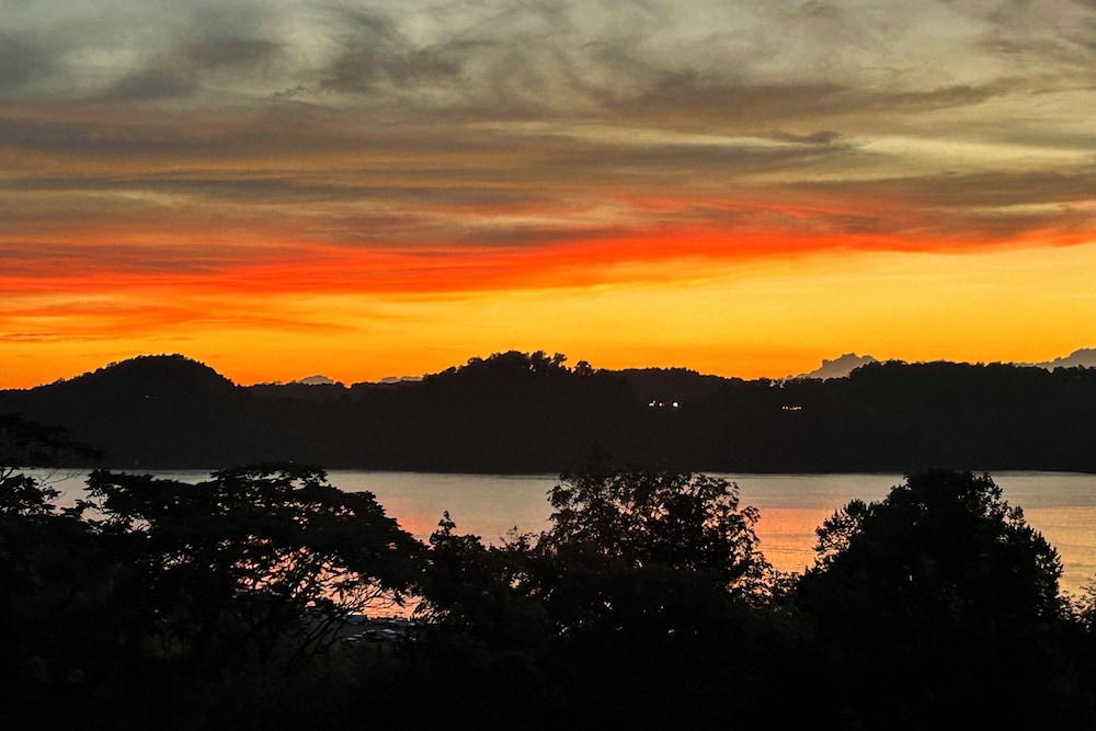 Walk to Marina: Center Hill Lake Family Home