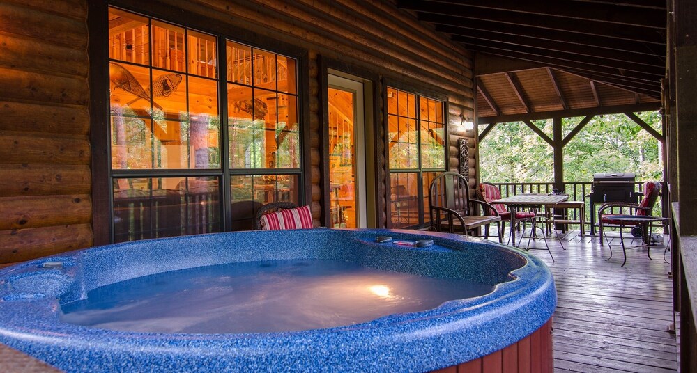 Breathless Cabin Includes Free Wifi, Parking Onsite, Private Hot Tub, and BBQ by Redawning