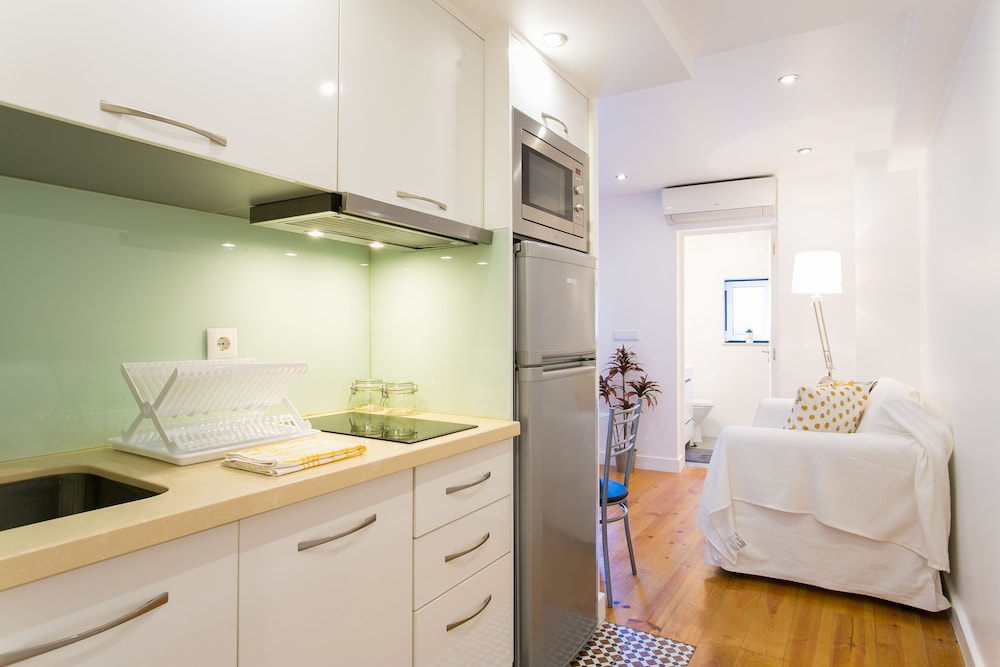 JOIVY Cosy 1-bed flat w/balcony in Alfama, moments from the Port