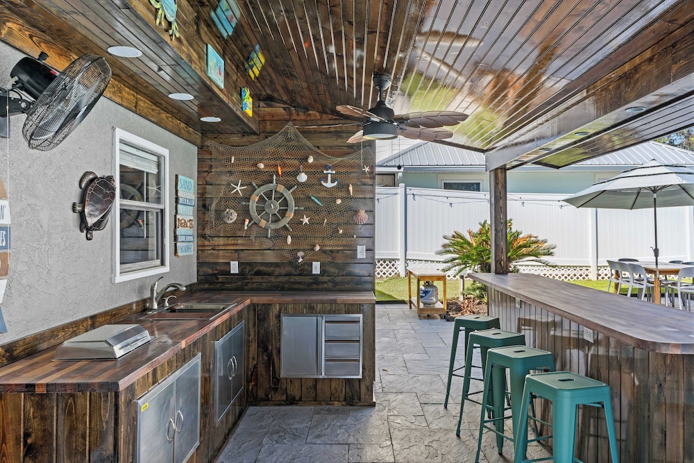 PCB Group-friendly Duplex w/ Pool, Backyard Lounge & 2 Kitchens
