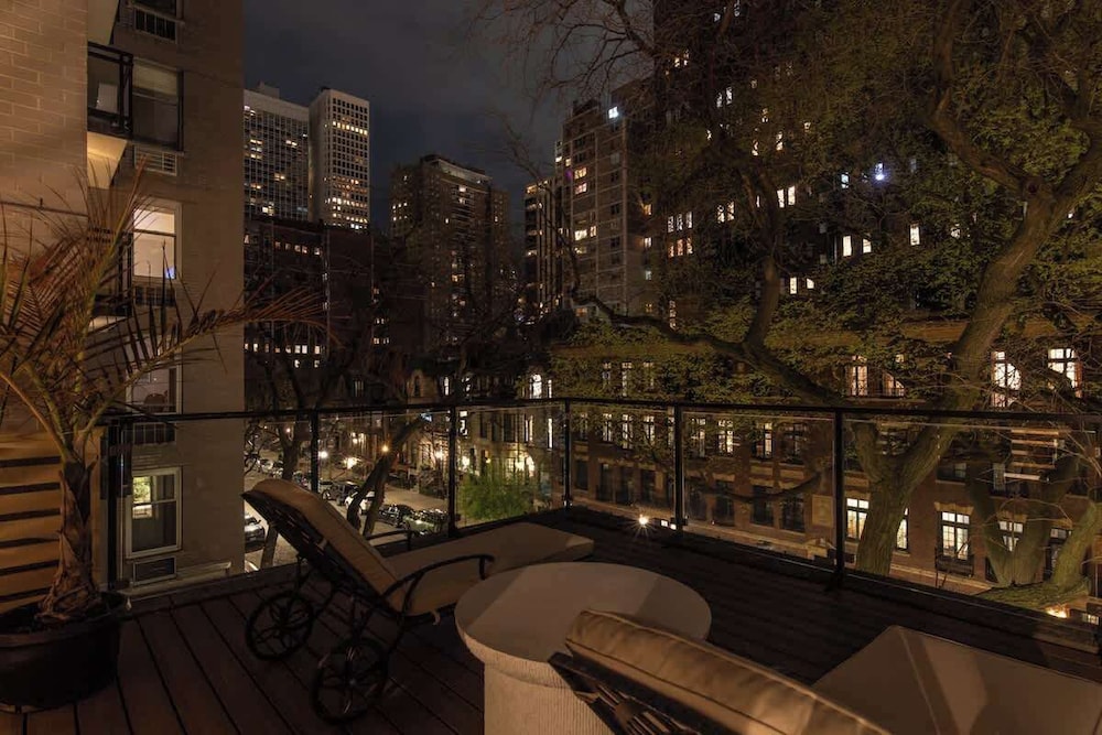 Luxury 4BD Gold Coast Penthouse With Deck Views