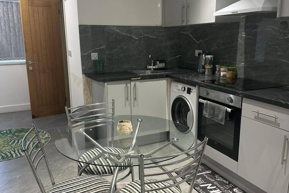 Cosy Central Home - Sleeps 5, Free Parking & Patio