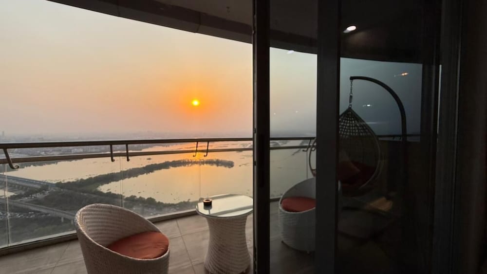 41 Floor River View - TheRoomeraStay