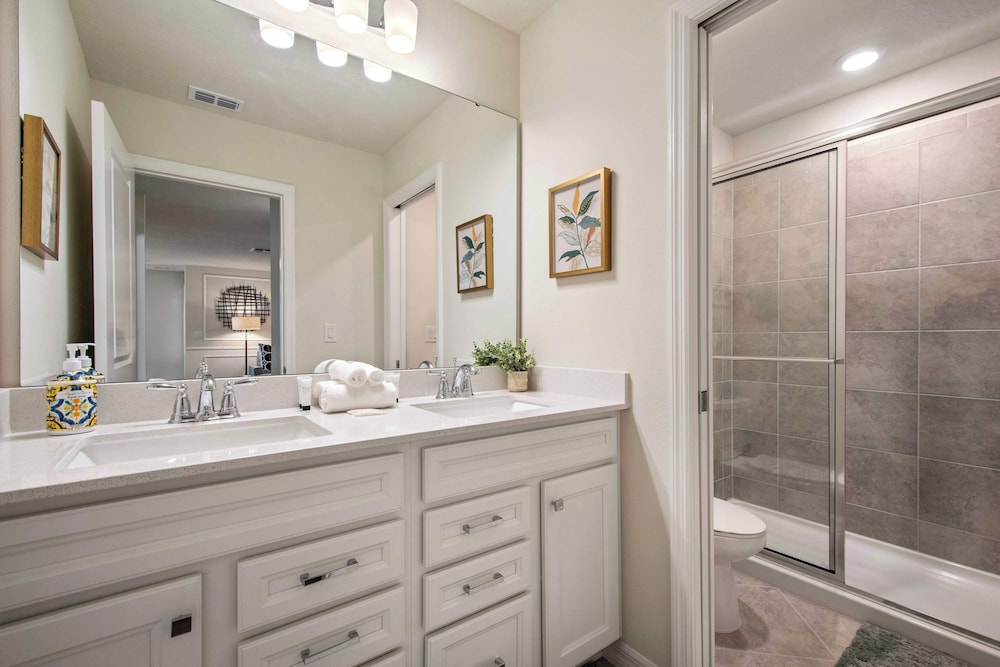Bright & Spacious 7BR Pool Villa w/ Game Loft New Windsor Cay Resort Near Disney