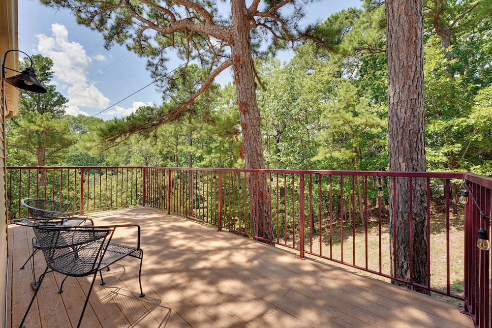 0.5 Mi to Table Rock Lake: Ozark Mountains Cabin