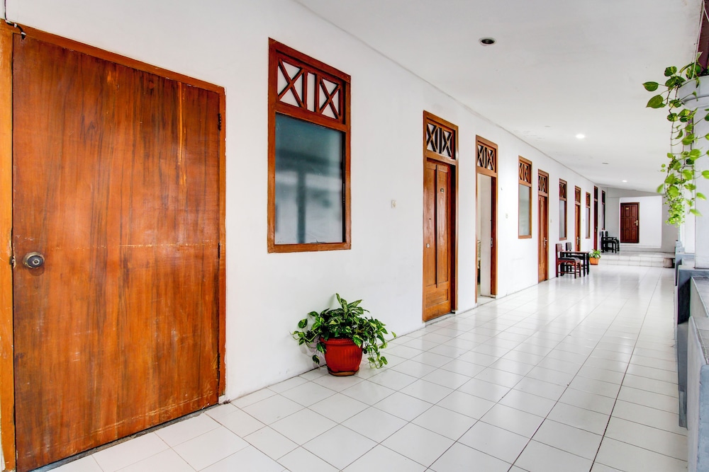Collection O Jalan Slamet Riyadi Near Kampung Batik Kauman Formerly Hotel Grand Kota