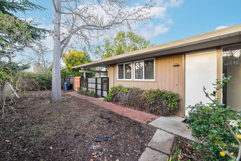 Entire 3br House With Playground