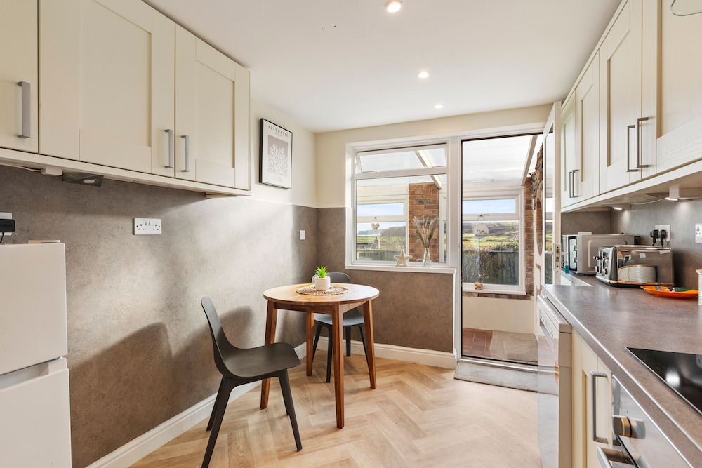 Gorse Cottage - Sea Views Village Centre