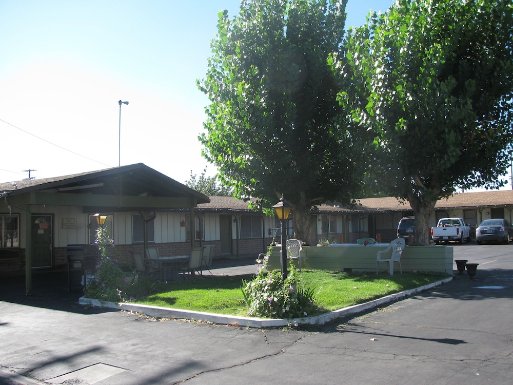 Bishop Vacations - El Rancho Motel - Property Image 96