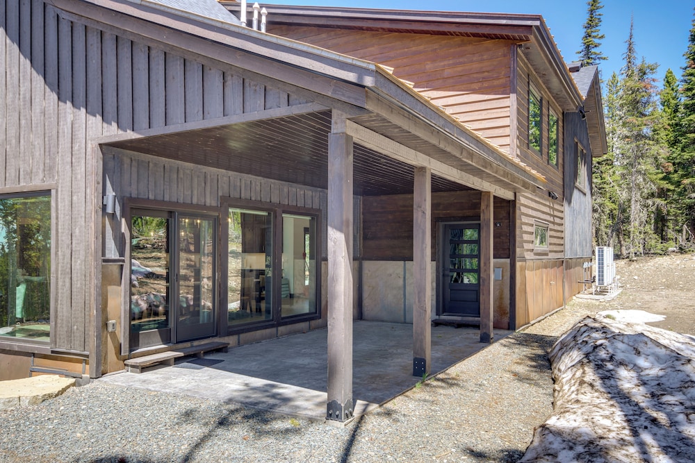 2 Mi to Big Sky Resort: Luxe Mtn-view Retreat!