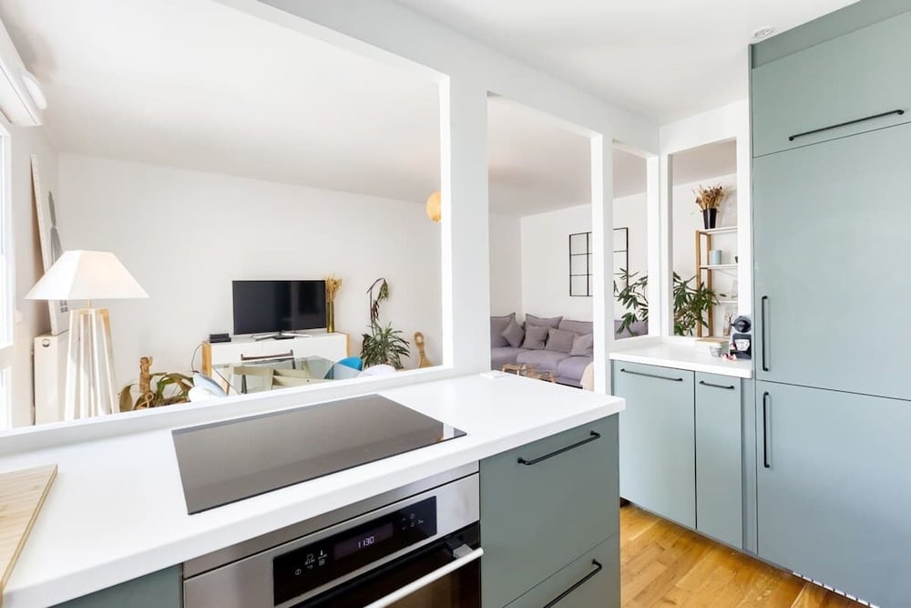 Charming Central Apartment With Balcony and City View