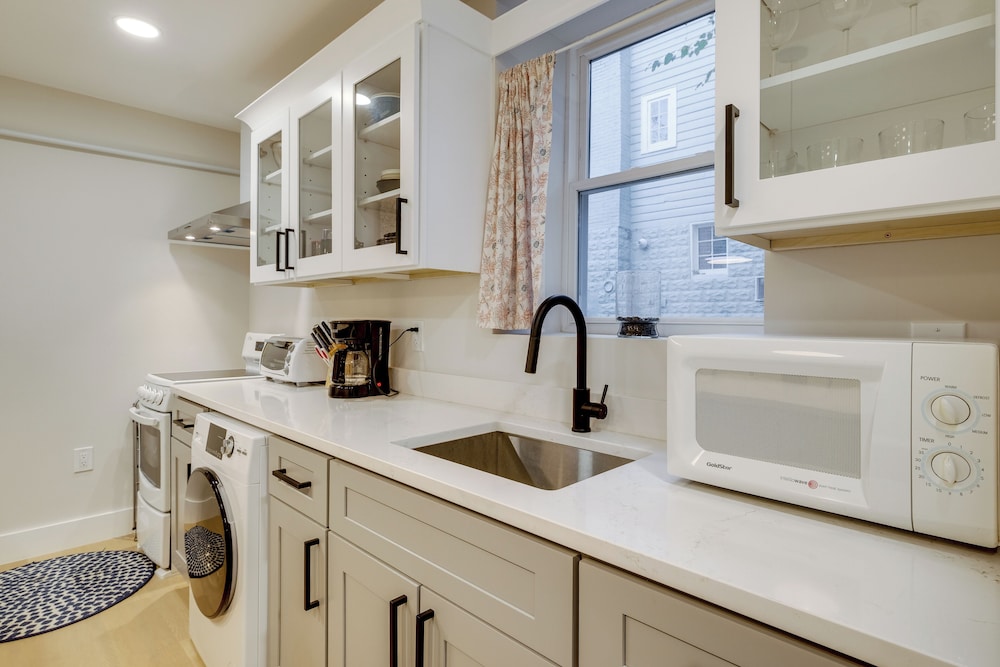 Walk to Metro & Dtwn Silver Spring! Sleek Apt