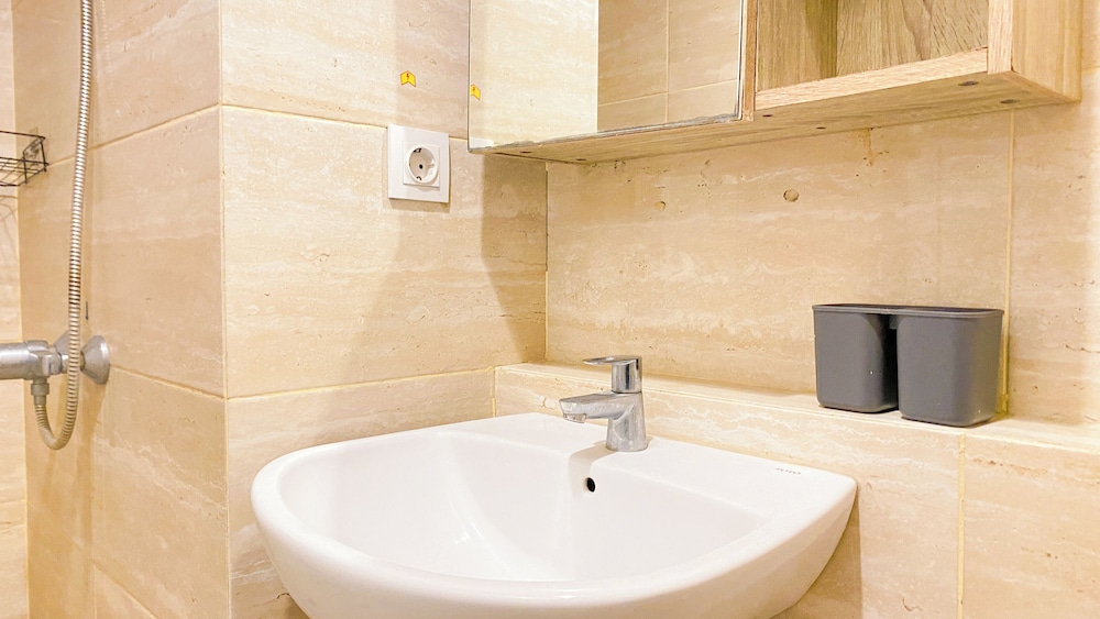 Modern Look and Restful Studio Apartment Springwood Residence Tangerang