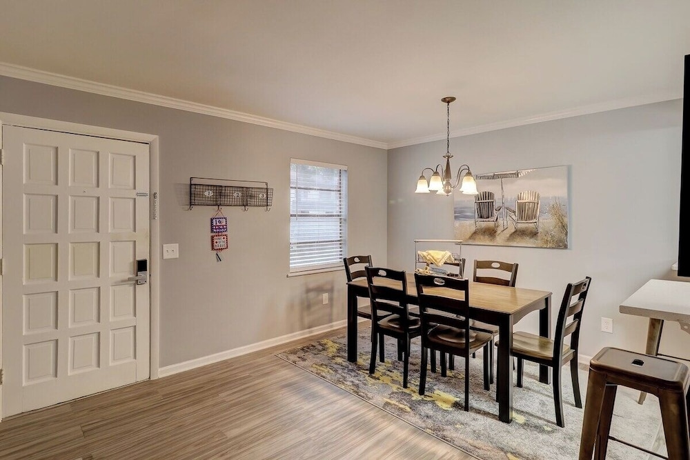 Renovated 2BR Hilton Head Home Walk to Shops