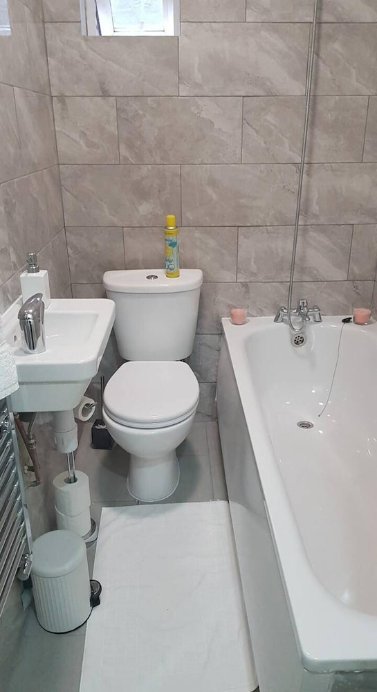 4 Bedroom House in Grays - Sleeps 6 & Parking