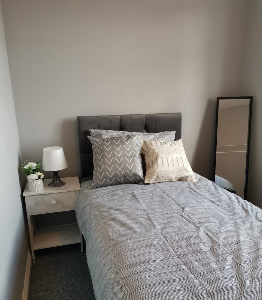 Olive and Carol's Beautiful 3-bed House in Walsall view 3