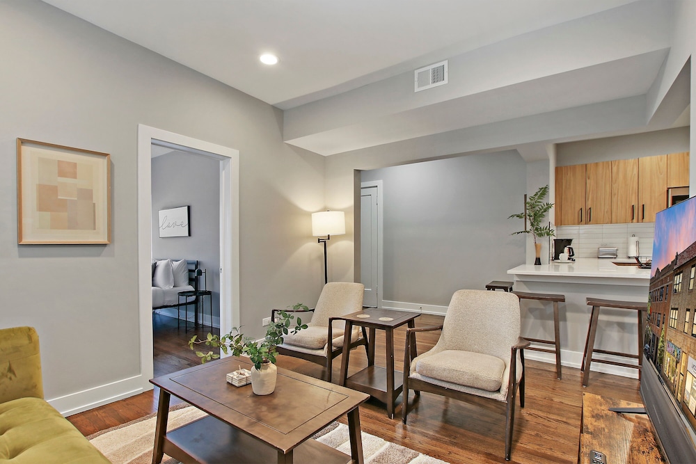 3BR Well-Furnished Apt - Kedzie 3F - Image 2