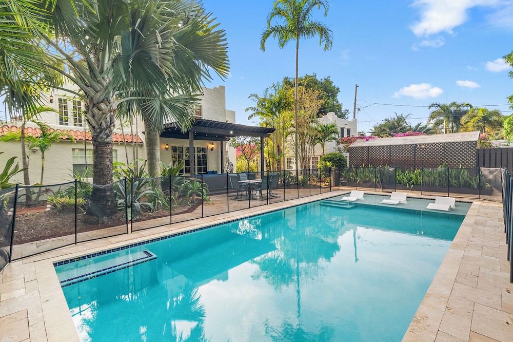 2 Mansions with Pool in West Palm Beach