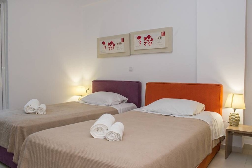 Nina's Villa, Cosy Seaview Retreat view 4