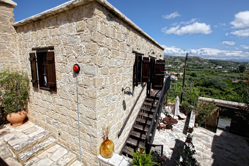 Leonidas Village Houses