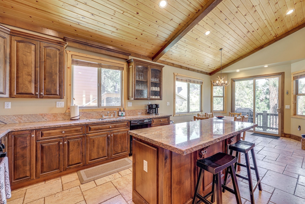 Walkable Big Bear Lake Home w/ Private Hot Tub!
