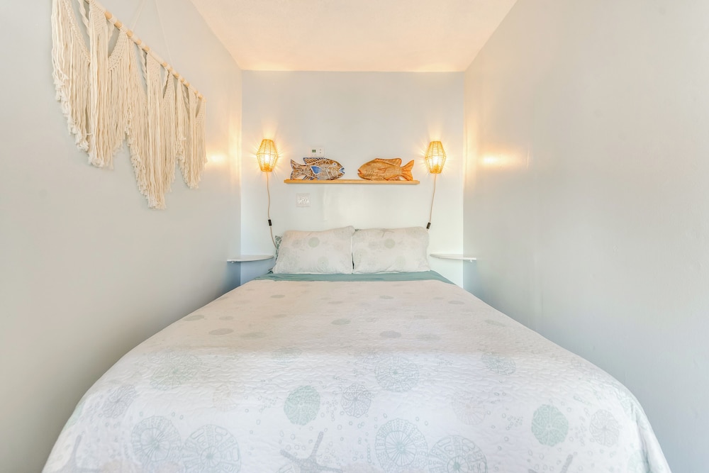 Walk to Beach: Resort Retreat w/ Balcony in Destin