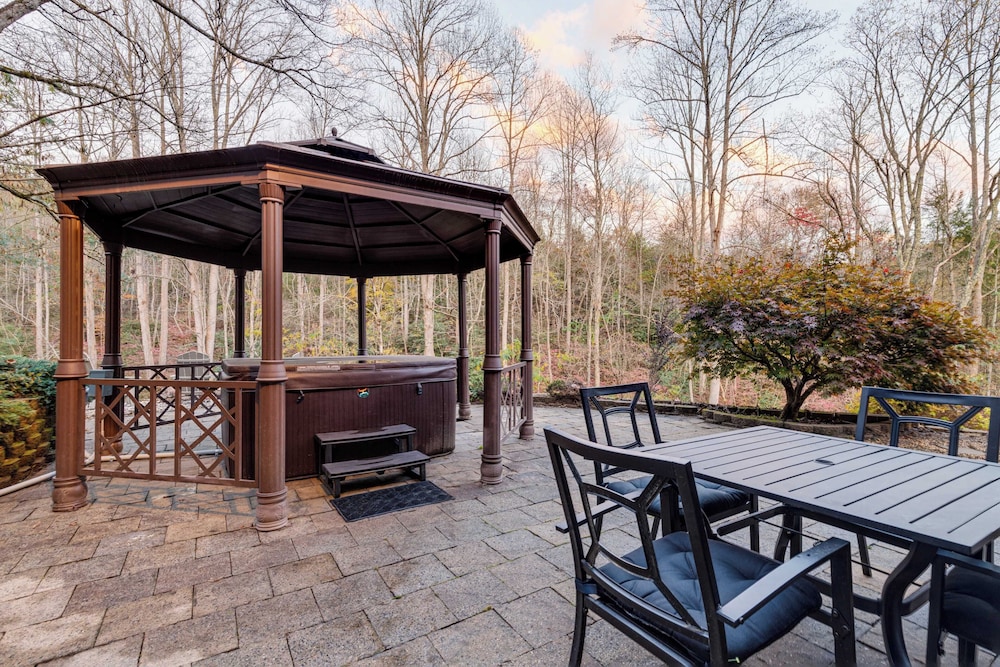 Artful Craftsman Hot Tub, Firepit, and Pond Gatlinburg + National Parks