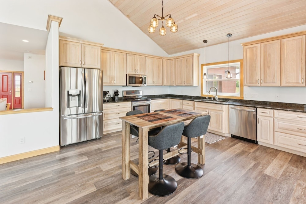 Lakeside 4br Retreat Private, Peaceful & Scenic 4 Bedroom Villa
