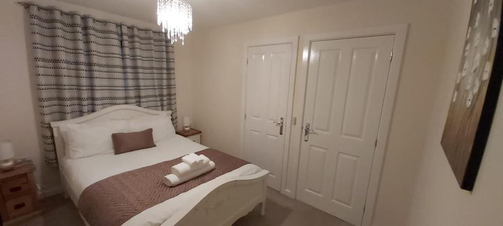 Lovely 3-bed House in Luton view 3