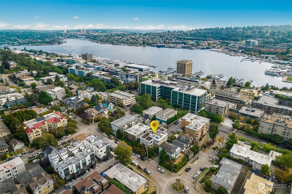Walkable Seattle Gem Close To Everything 2 Bedroom Condo