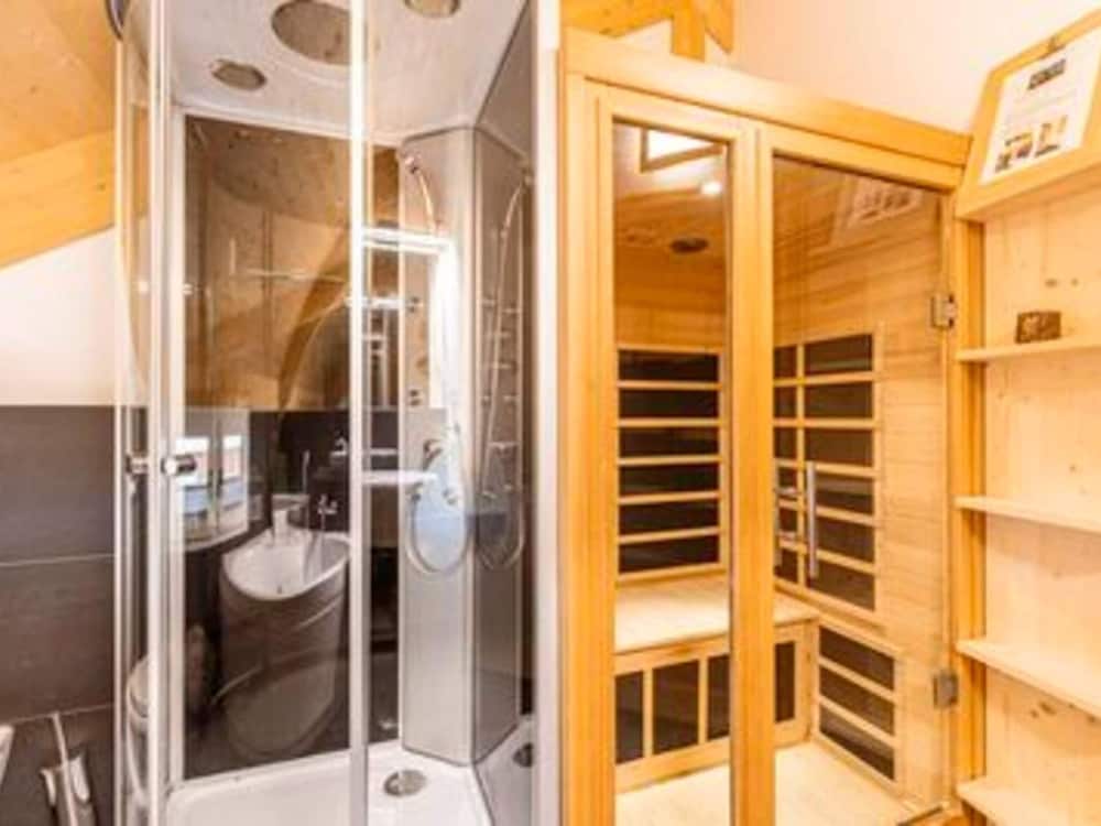 Spacious Chalet With hot tub