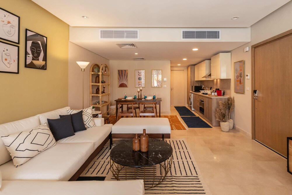 Xuru Stays I Exotic 1bdr w/ Outdoor Terrace Pool & Beach Access