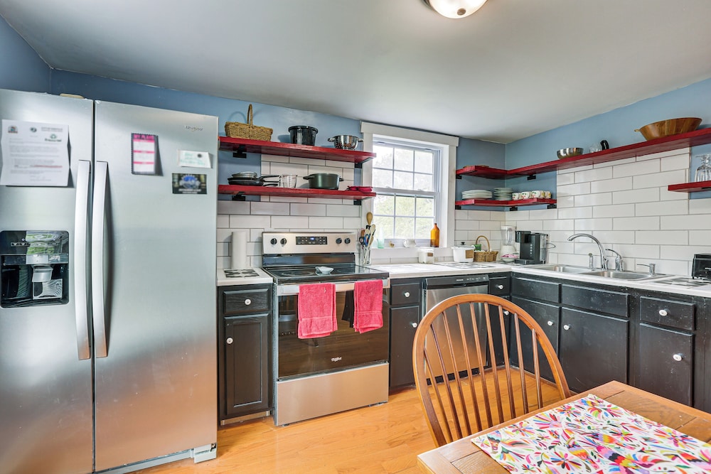 Farmhouse on 1 Acre Near Historic Dtwn Danville